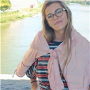 Insegnante madrelingua italiana, impartisce lezioni di materie umanistiche